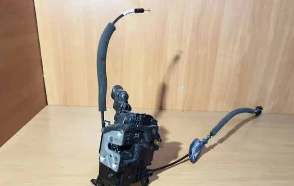 Renault Captur Front door lock 805031332R 40517224