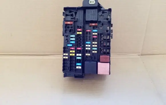 Renault Laguna III Fuse module 8200393836
