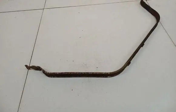 Chrysler Sebring (JS) Fuel tank mounting bracket