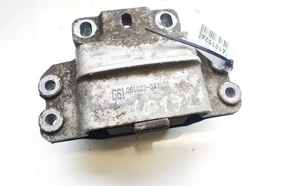 Volkswagen PASSAT B6 Engine mount bracket 3C0199555