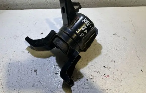 Toyota RAV 4 (XA40) Engine mount bracket