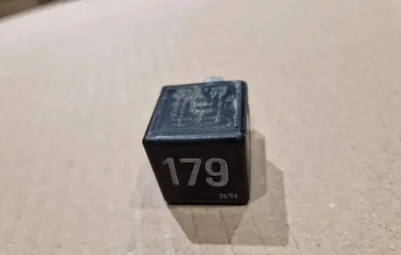 Volkswagen Golf I Other relay 357927843A