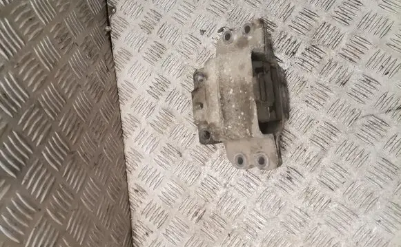 Skoda Octavia Mk2 (1Z) Engine mount bracket