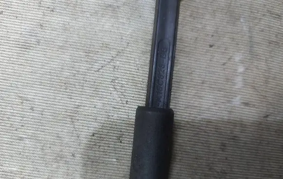 Ford Kuga I Glovebox shock absorber 