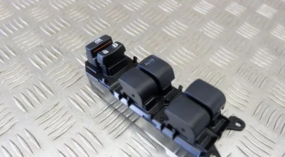 Toyota RAV 4 (XA40) Electric window control switch 8482042220