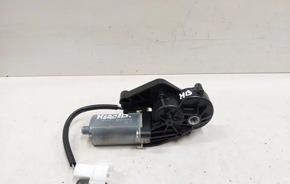 Mercedes-Benz C W204 Seat adjustment motor 825843714 0390203367
