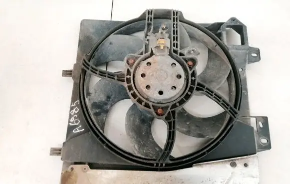 Radiator cooling fan shroud