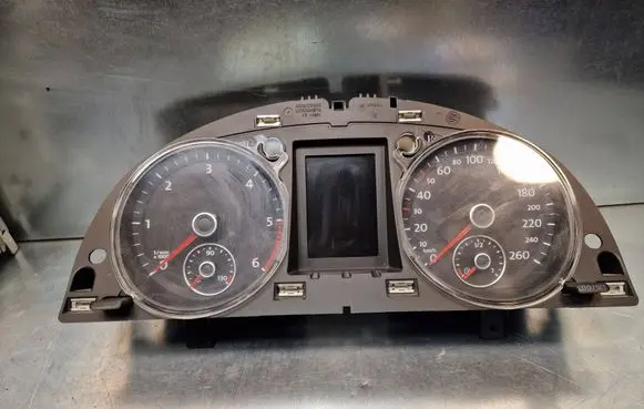 Volkswagen PASSAT B7 Speedometer (instrument cluster) 3AA920870A