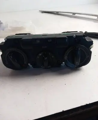 Volkswagen PASSAT B6 Climate control unit