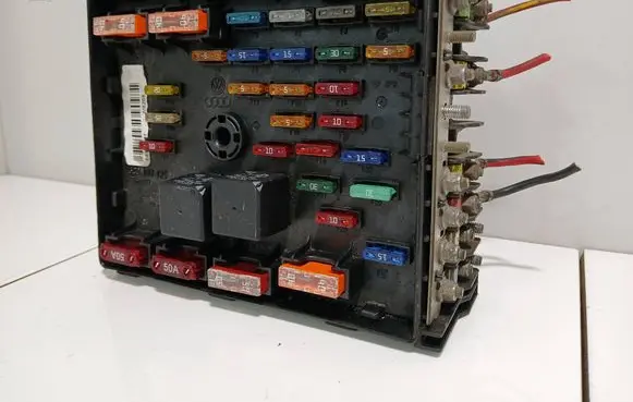 Volkswagen PASSAT B7 Fuse module 3C0937125 63592777