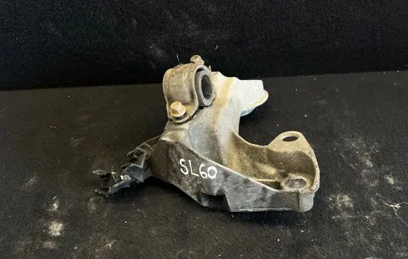 Volkswagen PASSAT B5.5 Engine mounting bracket 8E0199352