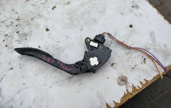 Nissan Juke I F15 Accelerator throttle pedal 180021KM0B