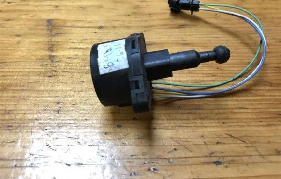 Headlight level adjustment motor