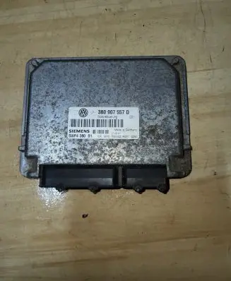 Volkswagen PASSAT B5 Engine control unit/module 3B0907557D