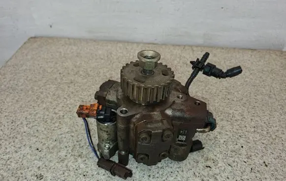 Land Rover Discovery 3 - LR3 Fuel injection high pressure pump 5WS40273 F3920059 3488