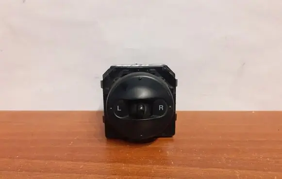 KIA Carens I Wing mirror switch 8695