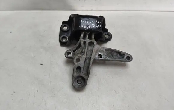 Nissan Qashqai Engine mount bracket