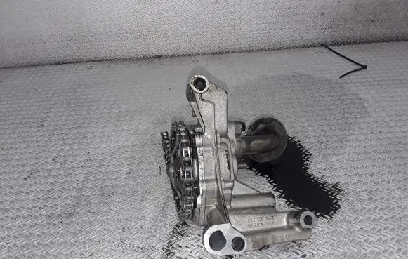 Volkswagen PASSAT B5.5 Oil pump 038115105B