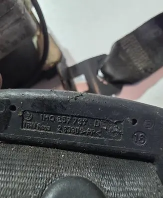 Volkswagen Golf IV Front seatbelt 1H0857737