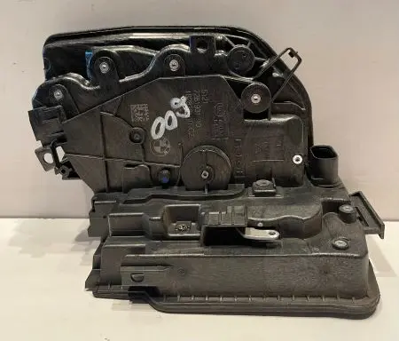 BMW 2 F46 Front door lock 728193110