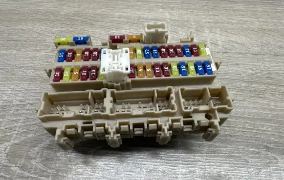 Nissan Qashqai Fuse module 4EB0A 02240