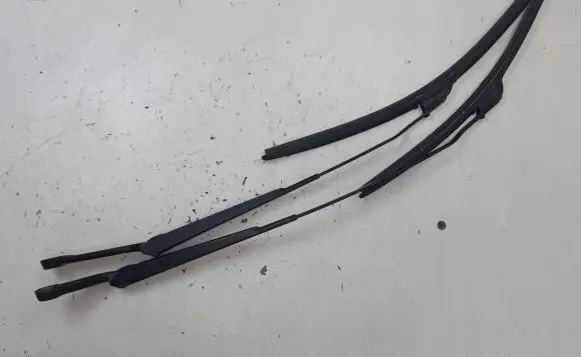 Volkswagen Golf IV Front wiper blade arm