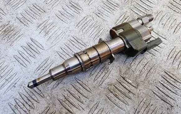BMW 1 E81 E87 Fuel injector 7589048 13537589048