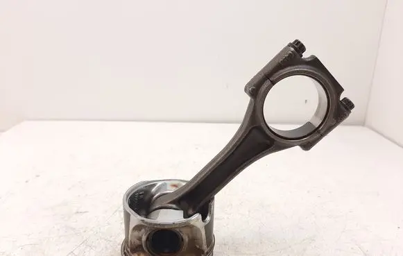 Volkswagen Polo IV 9N3 Piston with connecting rod