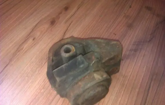 Mazda 626 Engine mount bracket