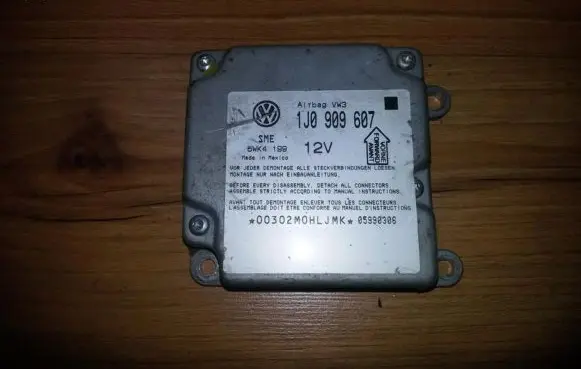 Volkswagen PASSAT B5 Airbag control unit/module 1j0909607 5wk4199