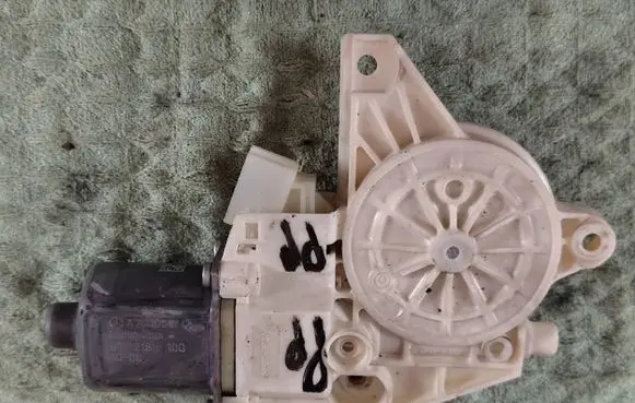 Mercedes-Benz C AMG W204 Front door window regulator motor A2048200242 971218100 0130822502