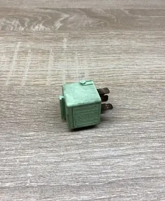 BMW 5 E39 Other relay 8373700
