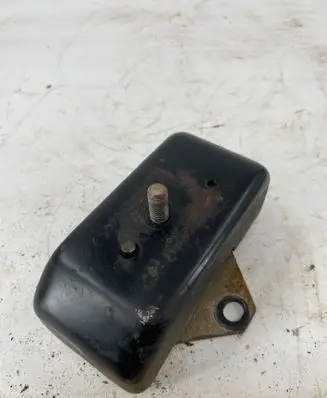 Mitsubishi L200 Engine mount bracket MR992670 005670