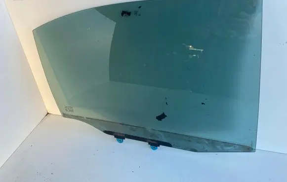 Toyota Avensis T220 Rear door window glass