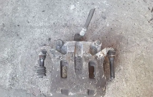 Nissan Pathfinder R51 Front brake caliper 638