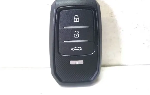 Toyota Avensis T270 Ignition key/card CR2032