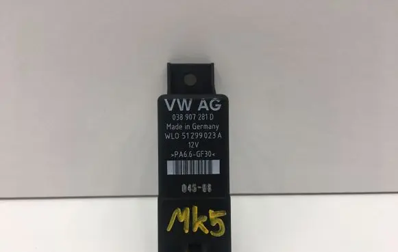 Volkswagen Golf V Glow plug pre-heat relay 51299623A 038907281D