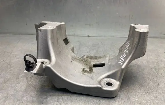 Volvo XC90 Generator/alternator bracket 31480101
