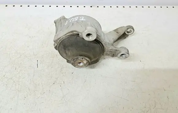 Honda Civic Engine mount bracket