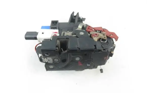 Volkswagen Touareg I Front door lock 8D1837016A