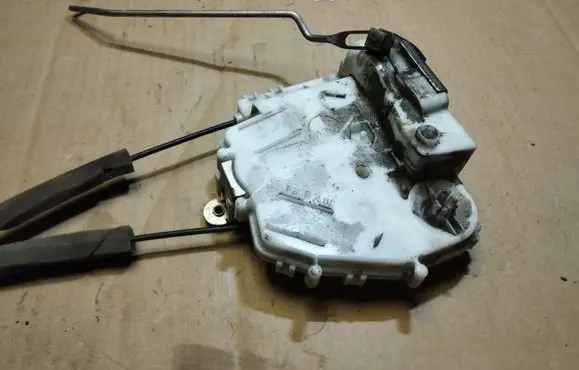 Honda FR-V Front door lock