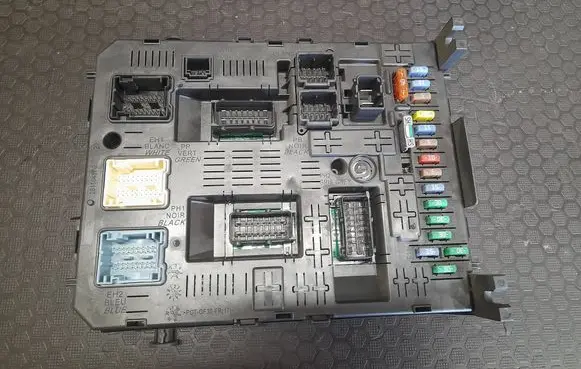 Peugeot 5008 Fuse module 281197595