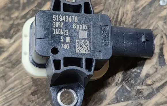 Fiat 500X Airbag deployment crash/impact sensor 51943478