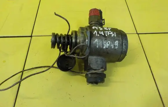 Audi A3 S3 8P Fuel injection high pressure pump 03C1270260