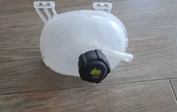 Renault Austral Coolant expansion tank/reservoir 217111203R
