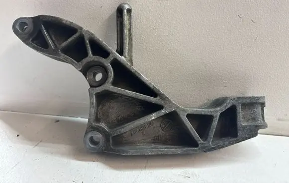 Opel Zafira B Engine mounting bracket 24459826