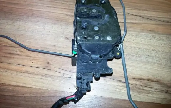 Mazda 323 F Front door lock