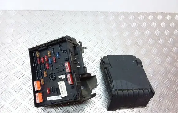 Volkswagen PASSAT B6 Fuse module 3C0937125