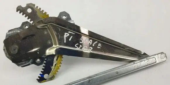 Rear door manual window regulator