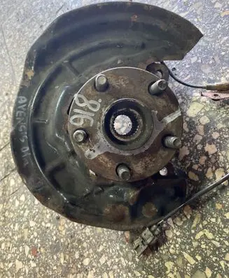 Toyota Avensis T220 Front wheel hub